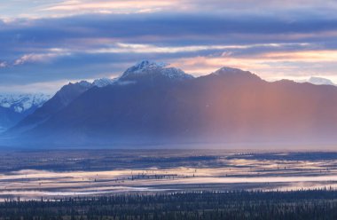 Yazın Alaska 'nın Picturesque Dağları. Kar, kütleleri, buzulları ve kayalık tepeleri kapladı. Güzel doğal arkaplan.