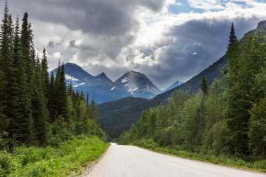 Alaska, ABD 'de manzara otoyolu. Dramatik manzara bulutları