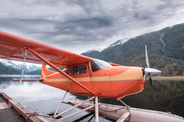 Avión Flotador Lago Las Montañas Canadá —  Fotos de Stock
