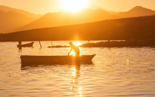 Pêcheurs Bateaux Sur Lac Lever Soleil — Photo