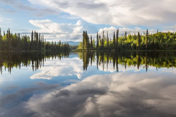Klidné Scény Horské Jezero Kanadě — Stock fotografie