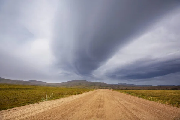 Ατελείωτες Dempster Αυτοκινητόδρομο Κοντά Στον Αρκτικό Κύκλο Απομακρυσμένη Χαλίκι Δρόμο — Φωτογραφία Αρχείου