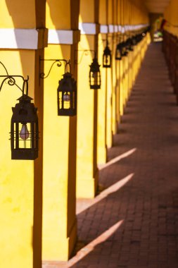 Eski şehir Cartagena 'daki sarı galeri, Kolombiya, Güney Amerika