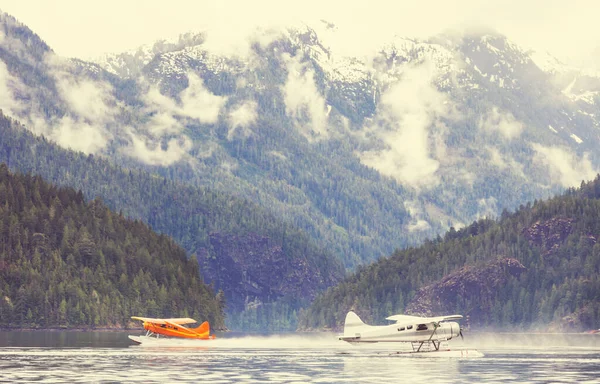 Avión Flotador Lago Las Montañas Canadá — Foto de Stock