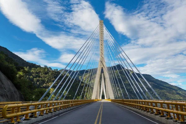 Современный Мост Горах Колумбии — стоковое фото
