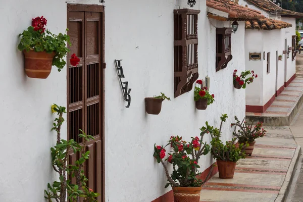 コロンビアの伝統的な植民地時代の町の通りの眺め — ストック写真