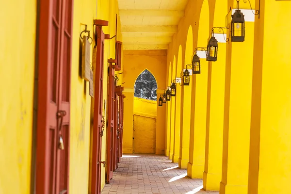哥伦比亚卡塔赫纳旧城的黄色画廊 — 图库照片