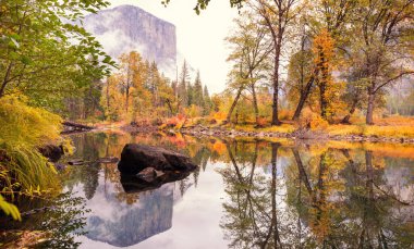 Yosemite Ulusal Parkı, Kaliforniya, ABD 'de güzel bir sonbahar sezonu