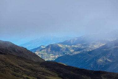 Güney Amerika, Kolombiya 'daki puslu yeşil Cordillera dağları