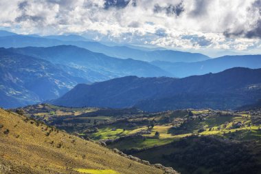 Yeşil Kolombiya dağlarındaki kırsal alanlar