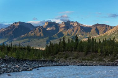 Yazın Alaska 'nın Picturesque Dağları. Kar, kütleleri, buzulları ve kayalık tepeleri kapladı. Güzel doğal arkaplan.