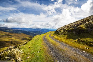 Dağlarda manzaralı bir yol. Seyahat arkaplanı.