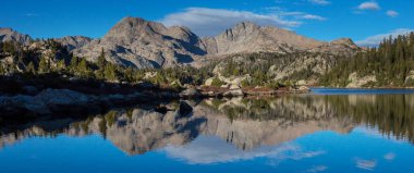 Wyoming, ABD 'deki Wind River Range' deki güzel dağ manzaraları. Yaz mevsimi.