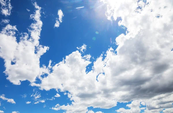 Ηλιόλουστο Φόντο Μπλε Ουρανός Άσπρα Σύννεφα Φυσικό Υπόβαθρο — Φωτογραφία Αρχείου