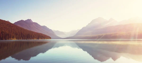 Hermoso Lago Bowman Con Reflejo Las Espectaculares Montañas Parque Nacional —  Fotos de Stock