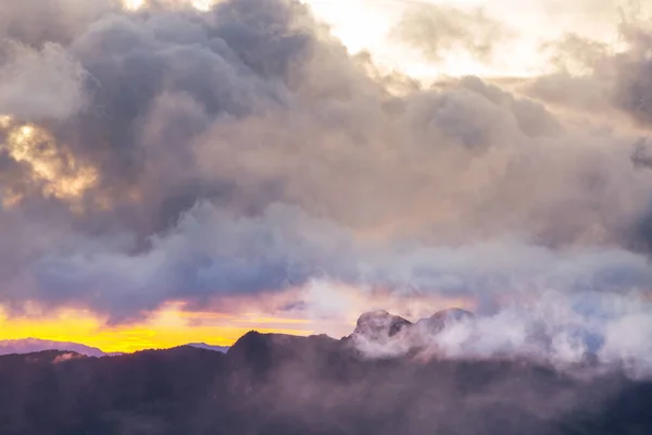 เขา Cordillera ยวหมอกในโคล มเบ อเมร กาใต — ภาพถ่ายสต็อก
