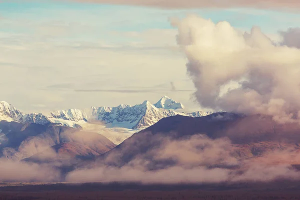 Pintorescas Montañas Alaska Verano Macizos Cubiertos Nieve Glaciares Picos Rocosos —  Fotos de Stock