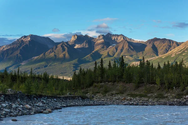 Pintorescas Montañas Alaska Verano Macizos Cubiertos Nieve Glaciares Picos Rocosos — Foto de Stock