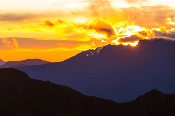 Puesta Sol Escénica Las Montañas Hermoso Fondo Natural —  Fotos de Stock