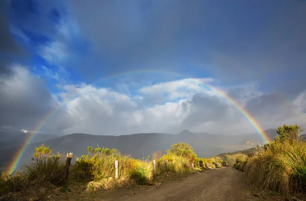 Duha Nad Horami Nádherná Přírodní Krajina Malebná Příroda — Stock fotografie