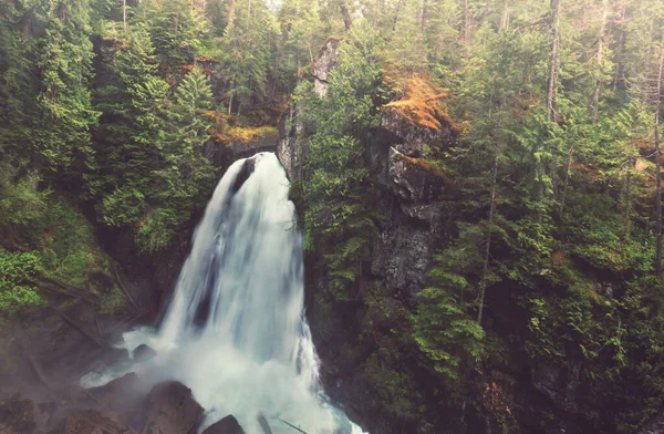 加拿大山区美丽的瀑布 — 图库照片