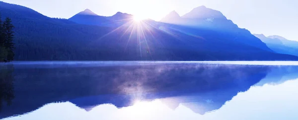 在冰川国家公园 蒙大拿 美国壮观的山峦的倒影 美丽的鲍曼湖 — 图库照片