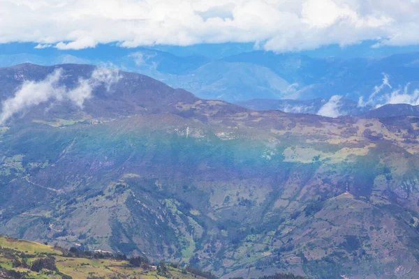 彩虹在群山之上美丽的自然景观 风景如画的自然 — 图库照片