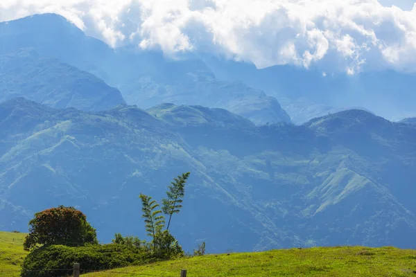 科洛姆山脉绿地的乡村景观 — 图库照片