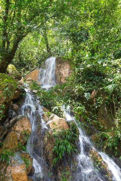 Krásný Vodopád Zelené Džungli Kolumbie Jižní Amerika — Stock fotografie