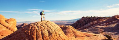 Utah dağlarında yürüyüş. Alışılmadık doğal manzaralarda yürüyüş. Fantastik kumtaşı oluşumları.