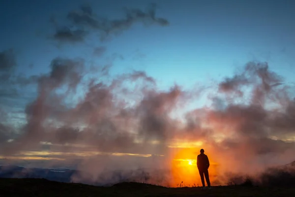 Glücklicher Mann Der Bei Sonnenuntergang Auf Einer Klippe Steht — Stockfoto