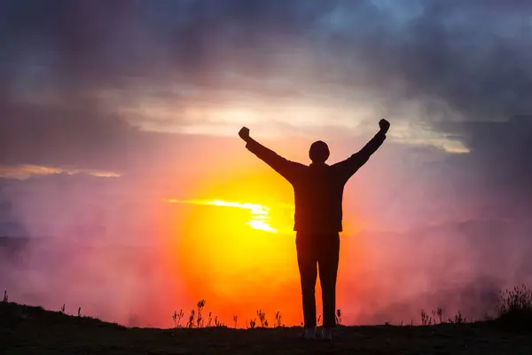 Happy Man Standing Cliff Sunset — Stock Photo, Image