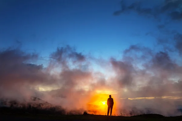 Ευτυχισμένος Άνθρωπος Που Στέκεται Ένα Βράχο Στο Ηλιοβασίλεμα — Φωτογραφία Αρχείου