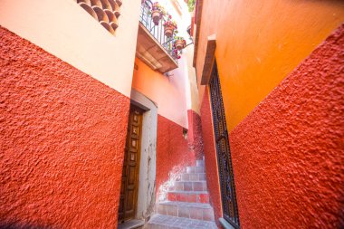Koloni tarihi şehri Guanajuato, ünlü Kiss Geçidi (Callejon del Beso), Meksika
