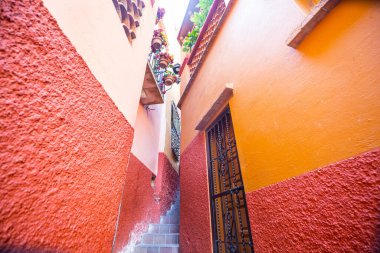 Koloni tarihi şehri Guanajuato, ünlü Kiss Geçidi (Callejon del Beso), Meksika