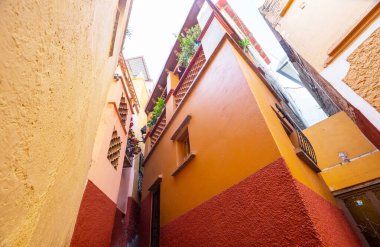 Koloni tarihi şehri Guanajuato, ünlü Kiss Geçidi (Callejon del Beso), Meksika