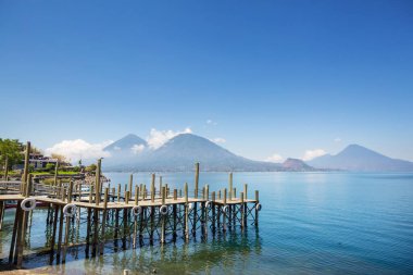 Güzel Atitlan Gölü ve Orta Amerika 'nın Guatemala dağlarında volkanlar