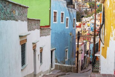 Meksika 'nın Guanajuato kasabasının renkli koloni tarzı evleri.