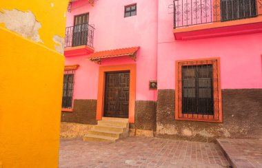Meksika 'nın Guanajuato kasabasının renkli koloni tarzı evleri.