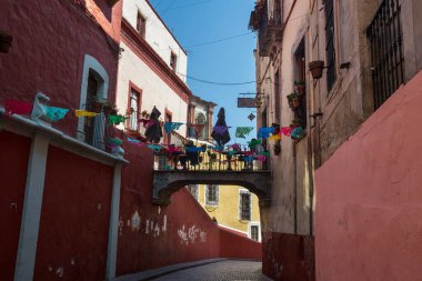 Meksika 'nın Guanajuato kasabasının renkli koloni tarzı evleri.