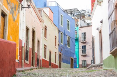 Meksika 'nın Guanajuato kasabasının renkli koloni tarzı evleri.