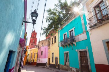 Meksika 'nın Guanajuato kasabasının renkli koloni tarzı evleri.