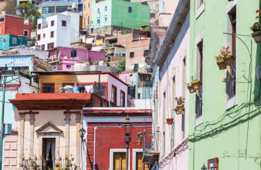 Meksika 'nın Guanajuato kasabasının renkli koloni tarzı evleri.