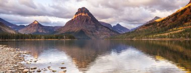 Buzul Ulusal Parkı 'nın resimli kayalık zirveleri, Montana, ABD. Güzel doğal manzaralar..