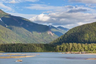 Kanada'da dağ gölü sakin sahne