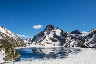 Sawtooth Dağları 'ndaki güzel göl, Idaho.