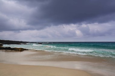 Okyanusta yüzen bir adam