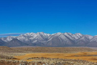 Kaliforniya, ABD 'deki Sierra Nevada dağları. Kış başları.
