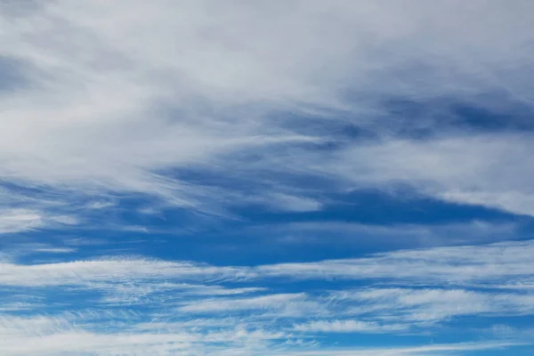 Solig Bakgrund Blå Himmel Med Vita Moln Naturlig Bakgrund — Stockfoto