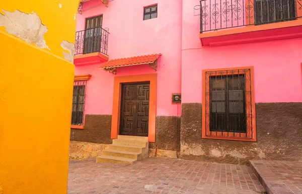 Coloridas Casas Estilo Colonial Pueblo Mexicano Guanajuato — Foto de Stock